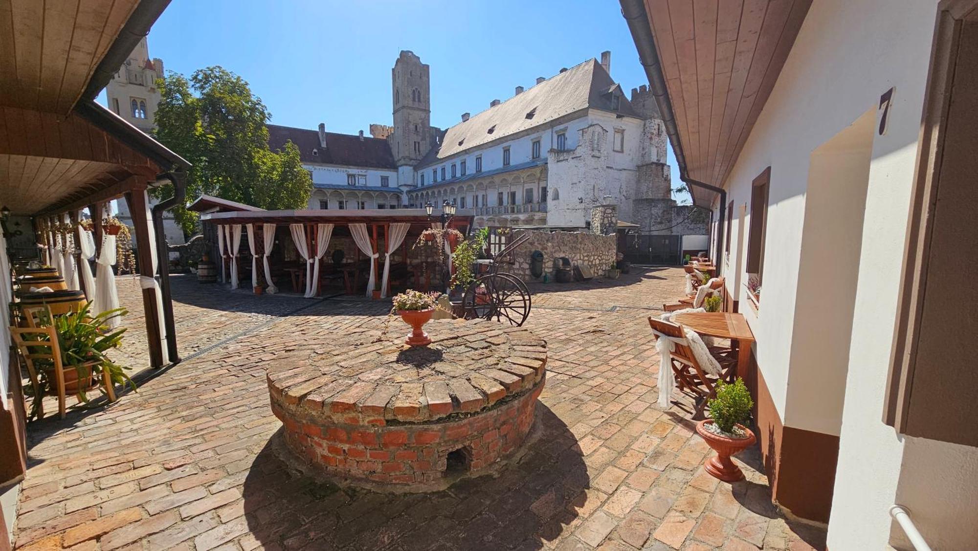 Zámecký penzion Rotunda Břeclav Exterior foto